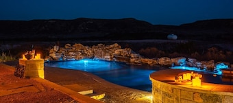 Oasis Pool- Schoolie | Heated Pool and Hot Tub!