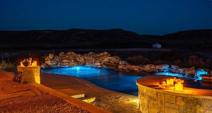Oasis Pool- Schoolie | Heated Pool and Hot Tub!