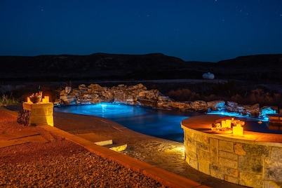 Oasis Pool- Schoolie | Heated Pool and Hot Tub!