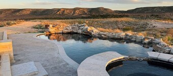 Oasis Pool- Schoolie | Heated Pool and Hot Tub!