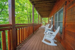 Terrace/patio - Keaton'sStarSpangled: HotTub*Wifi*Fireplace*Outside Dining*Game Room*Wooded View (Pigeon Forge)