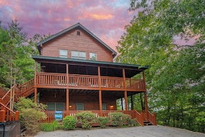 Exterior - Keaton'sStarSpangled: HotTub*Wifi*Fireplace*Outside Dining*Game Room*Wooded View (Pigeon Forge)