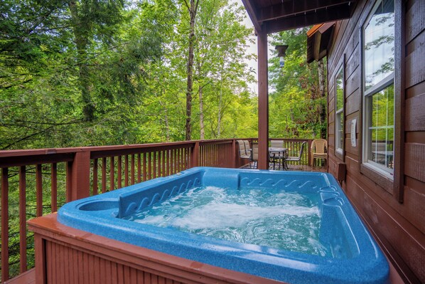 Outdoor spa tub