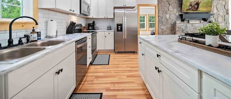 Cabin, Multiple Beds, Patio, Mountain View (Pines and Tines) | Private kitchen | Fridge, microwave, oven, stovetop