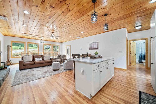 New Listing - Luxurious Mountain Home for 8 With Amenities