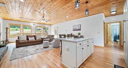 New Listing - Luxurious Mountain Home for 8 With Amenities