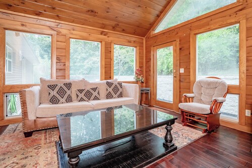 Keaton's Firefly Meadow: OutdoorPool*HotTub*Games*Wifi*FirePit*Yard*Large Groups