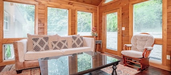 Keaton's Firefly Meadow: OutdoorPool*HotTub*Games*Wifi*FirePit*Yard*Large Groups