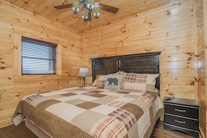 3 bedrooms, iron/ironing board, free WiFi, bed sheets - Keaton's Moose Manor: Mountain Views, Secluded, Hot Tub, Wifi, Pets, Ramp (Pigeon Forge)