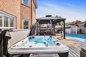 Outdoor spa tub - Luxe 4BR Retreat w/ Heated Pool, Hot Tub & BBQ (Whitby)