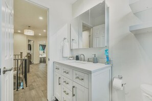 Een haardroger, handdoeken