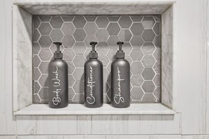 Een haardroger, handdoeken