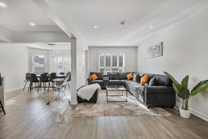 TV, fireplace - Luxe 4BR Retreat w/ Heated Pool, Hot Tub & BBQ (Whitby)