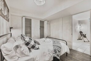 1 habitación, escritorio, tabla de planchar con plancha y wifi 