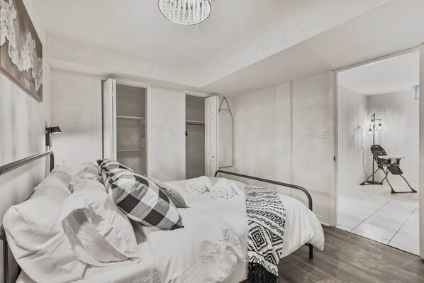 1 bedroom, desk, iron/ironing board, WiFi - Chic & Bright 1BR Apt with Free Wifi & Parking (Whitby)