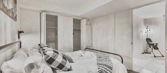 Chic & Bright 1BR Apt with Free Wifi & Parking