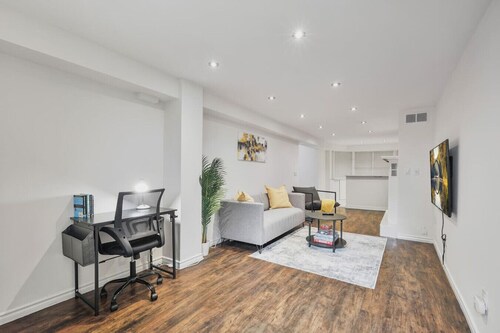 Chic & Bright 1BR Apt with Free Wifi & Parking