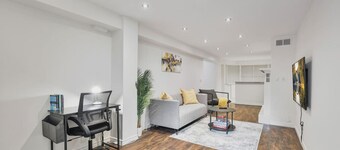 Chic & Bright 1BR Apt with Free Wifi & Parking