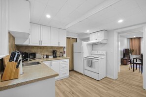 Fridge, microwave, oven, stovetop - Stylish 3 BR Apt w/ Free Parking, Wifi & Patio (Whitby)