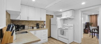 Stylish 3 BR Apt w/ Free Parking, Wifi & Patio