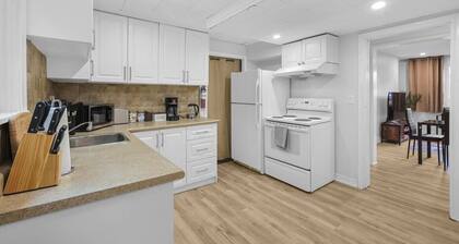 Stylish 3 BR Apt w/ Free Parking, Wifi & Patio