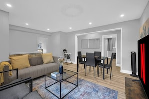 TV - Stylish 3 BR Apt w/ Free Parking, Wifi & Patio (Whitby)