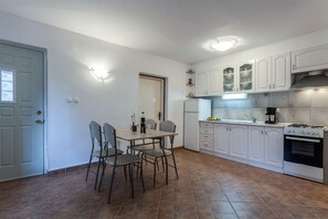 Réfrigérateur, four, cafetière/bouilloire, bouilloire électrique