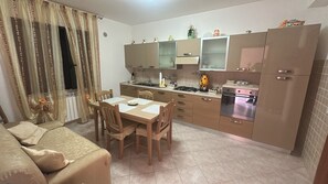Fridge, microwave, high chair - B&B Dimora Saracena (San Giuliano di Puglia)