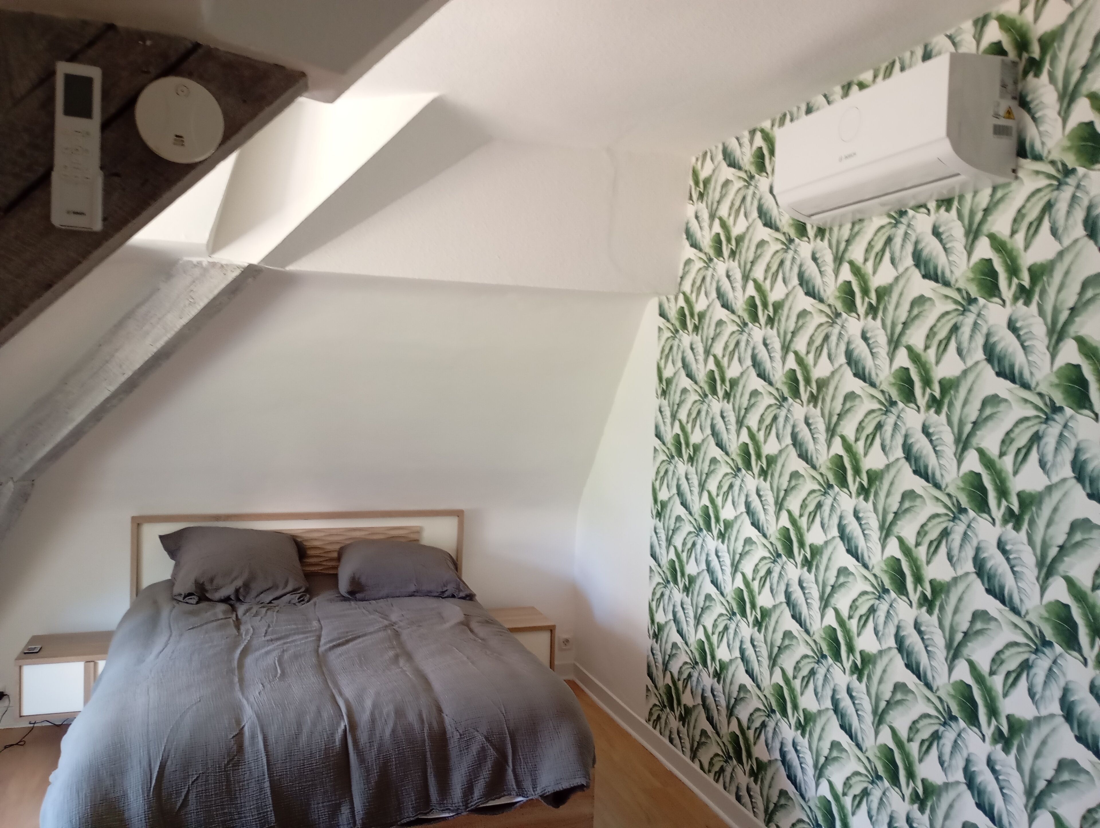 1 dormitorio, tabla de planchar con plancha, cuna de viaje