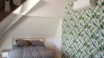 1 dormitorio, tabla de planchar con plancha, cuna de viaje