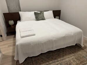 2 Schlafzimmer, Schreibtisch, Bügeleisen/Bügelbrett, Reisekinderbett