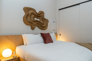 2 habitaciones, escritorio y tabla de planchar con plancha