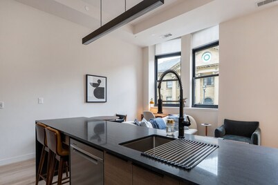 *NEW Luxury 2B/1B Downtown Halifax
