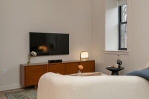 2 habitaciones, escritorio y tabla de planchar con plancha 