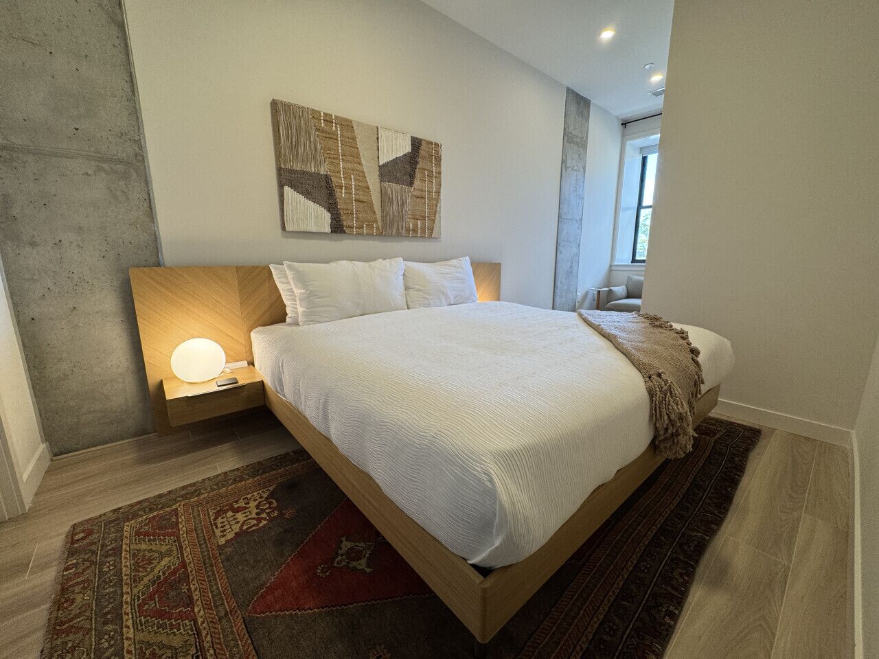 2 slaapkamers, een bureau, een strijkplank/strijkijzer, reisbedje