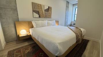 2 slaapkamers, een bureau, een strijkplank/strijkijzer, reisbedje