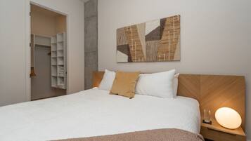 2 bedrooms, desk, iron/ironing board, travel cot