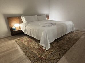 2 chambres, bureau, fer et planche à repasser, lit de bébé portatif