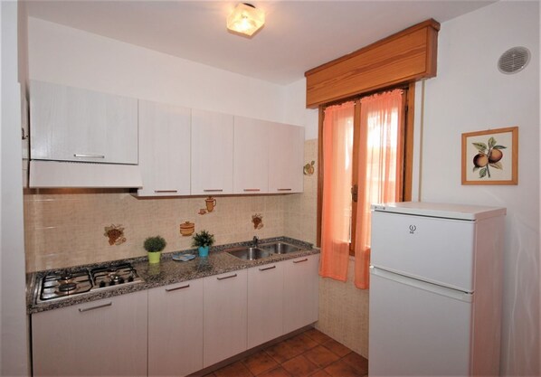 Kühlschrank, Mikrowelle, Herdplatte, Wasserkocher mit Kaffee-/Teezubehör