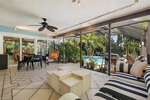 Outdoor dining - Screened Pool Paradise – Just Minutes from Beach (Naples)