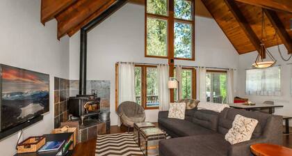 Alder Creek Paradise - Tree-lined Cabin Stay for 7