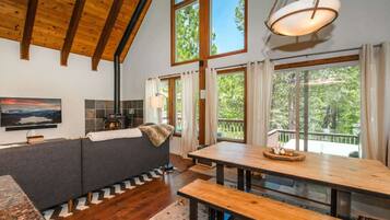 House, Multiple Beds, Patio, Mountain View (Alder Creek Paradise) | Living area | 42-inch flat-screen TV with digital channels, fireplace