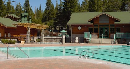 Alder Creek Paradise - Tree-lined Cabin Stay for 7
