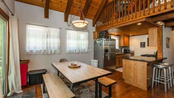 Casa, varias camas, patio, vista a la montaña (Alder Creek Paradise) | Restaurantes