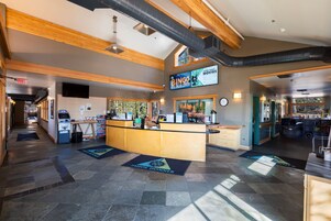 Casa, várias camas, varanda, vista para a montanha (Alder Creek Paradise) | Saguão