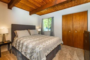 Maison, Plusieurs lits, patio, vue sur la montagne (Alder Creek Paradise) | Décor unique, ameublement unique, bureau