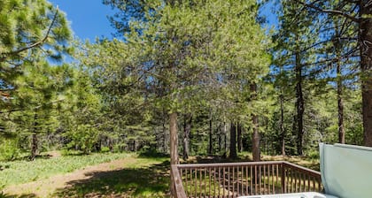 Alder Creek Paradise - Tree-lined Cabin Stay for 7