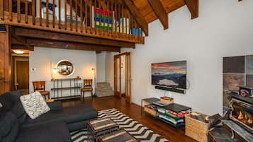 Rumah, Beberapa Tempat Tidur, patio, pemandangan gunung (Alder Creek Paradise) | Area keluarga | Televisi layar datar 42-inci dengan saluran TV digital dan perapian