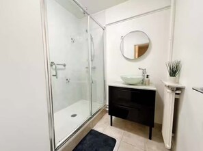 Sèche-cheveux, serviettes fournies, savon, papier toilette