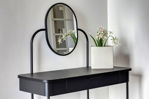 Camas com colchões de espuma com sistema de memória, cortinas blackout